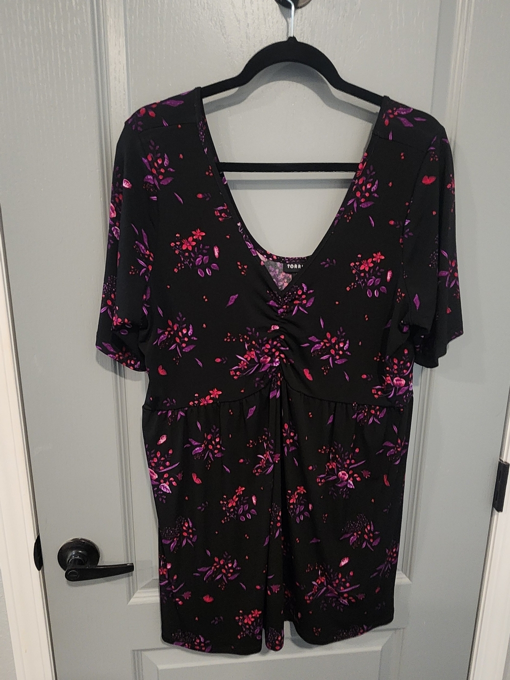 Torrid Black Floral V-Neck Shirt with Purple & Pink Print